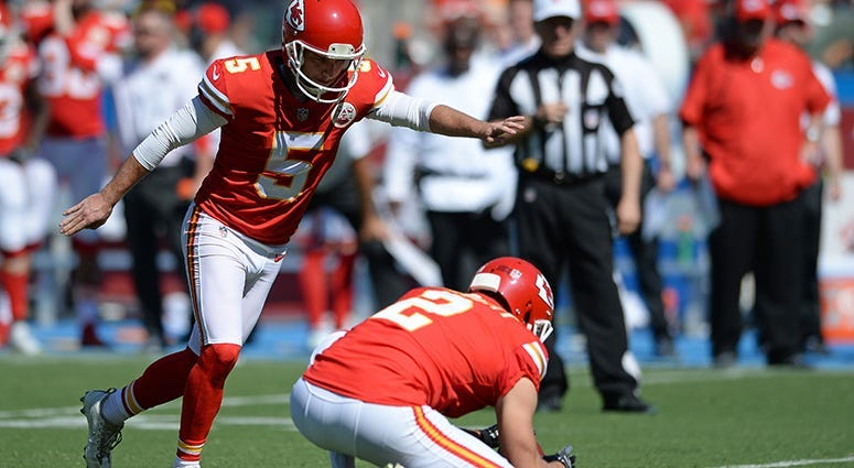 Kansas City Chiefs kicker Cairo Santos (5) kicks a field goal during the second quarter against the Los Angeles Chargers at StubHub Center on Sep 24, 2017.