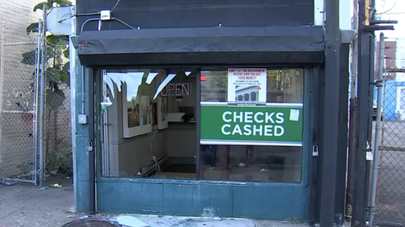 4 cops hurt while arresting man suspected of cashing fraudulent checks