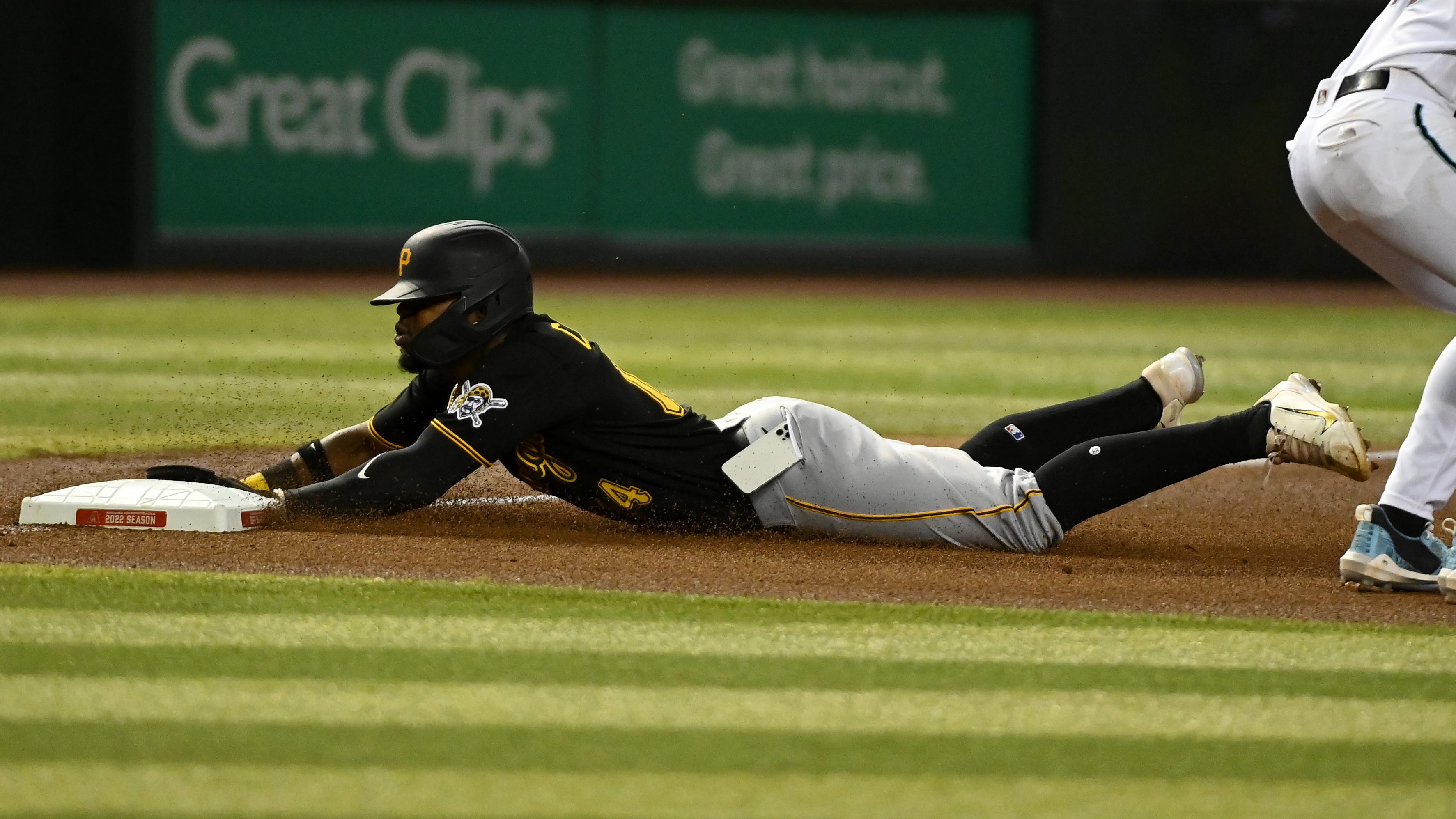 MLB will reportedly look into Pirates' Rodolfo Castro after cellphone fell out of pocket