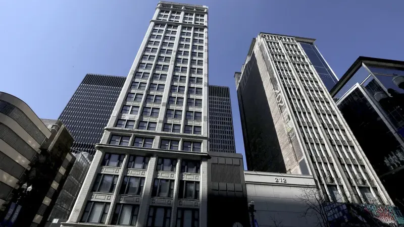 Feds close State Street sidewalk out of fear of falling debris from endangered skyscrapers