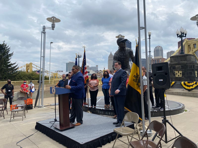 Roberto Clemente awarded the key to the City of Pittsburgh