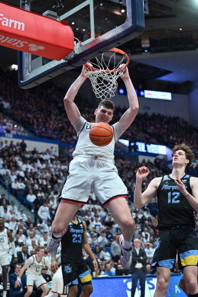 UConn center Donovan Clingan dunks on Marquette, 2/17/24