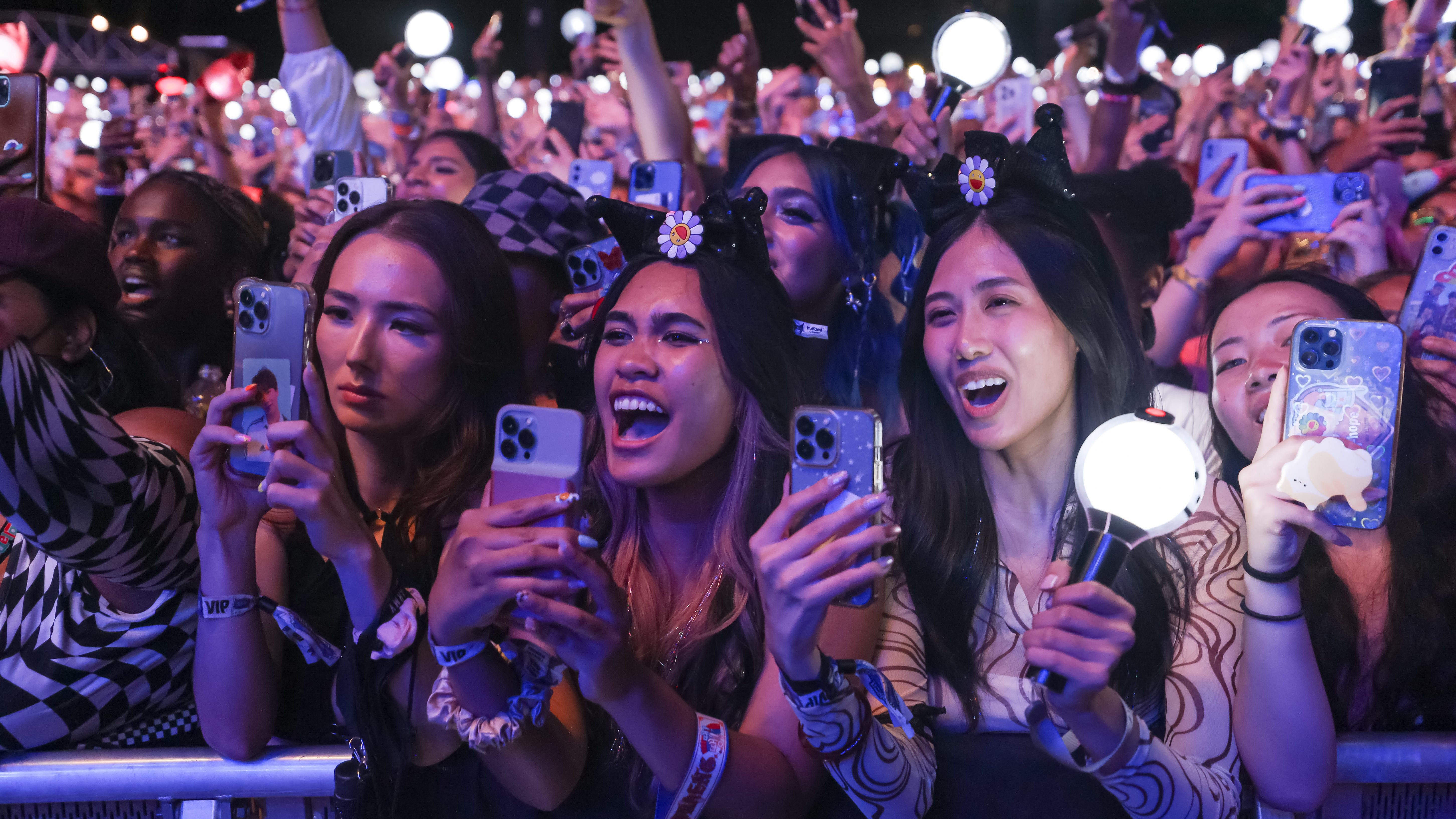 Will performers get beaned at Lollapalooza? Expert weighs in on fans throwing things