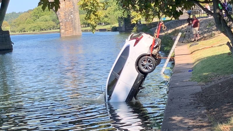 Police tow a Honda CRV out of the Schuylkill River on Kelly Drive on Tuesday, Sept. 10, hours after the vehicle fell into the water.