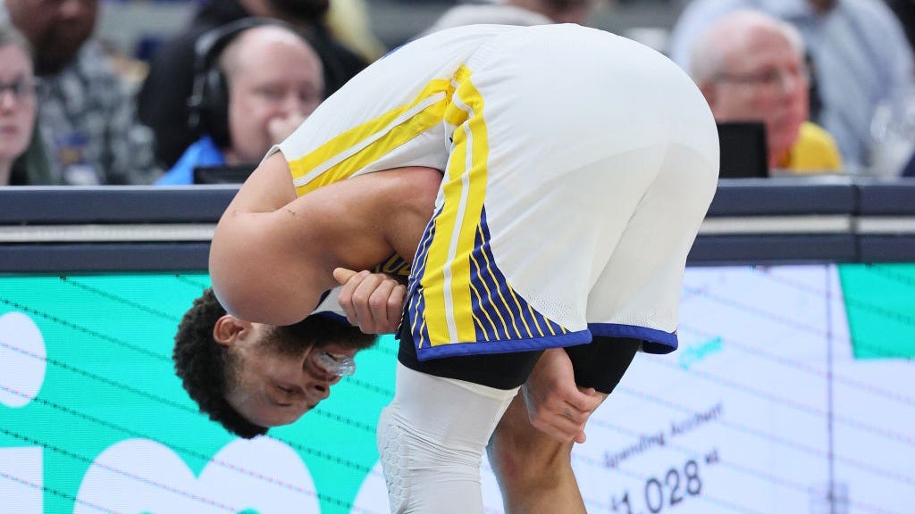 Report: Steph Curry to miss a few weeks with left shoulder injury