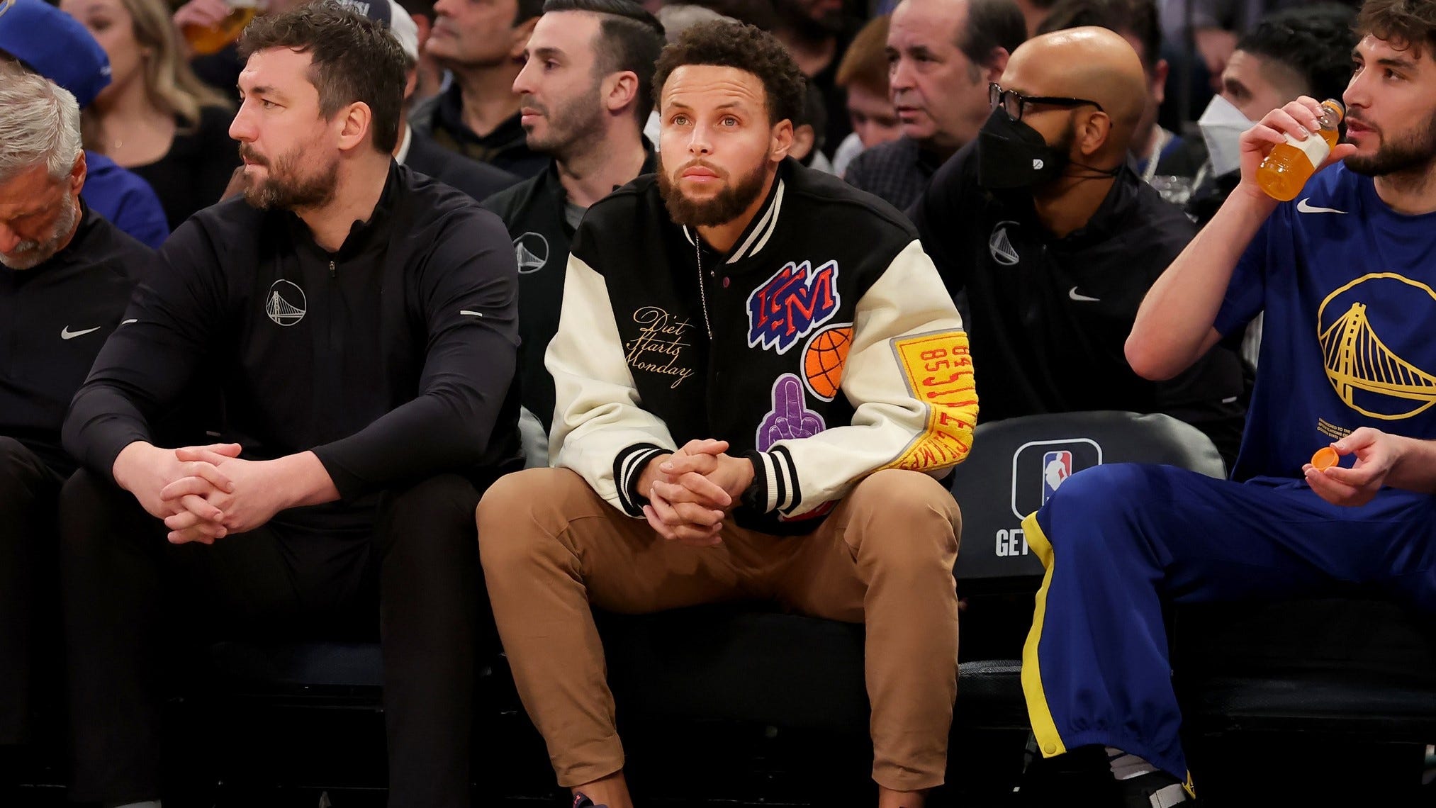 Steph Curry says he's 'nowhere near picking up a basketball' yet in rehab
