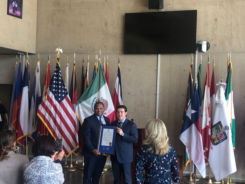 Dallas mayor presents key to the city to Nuevo Leon governor