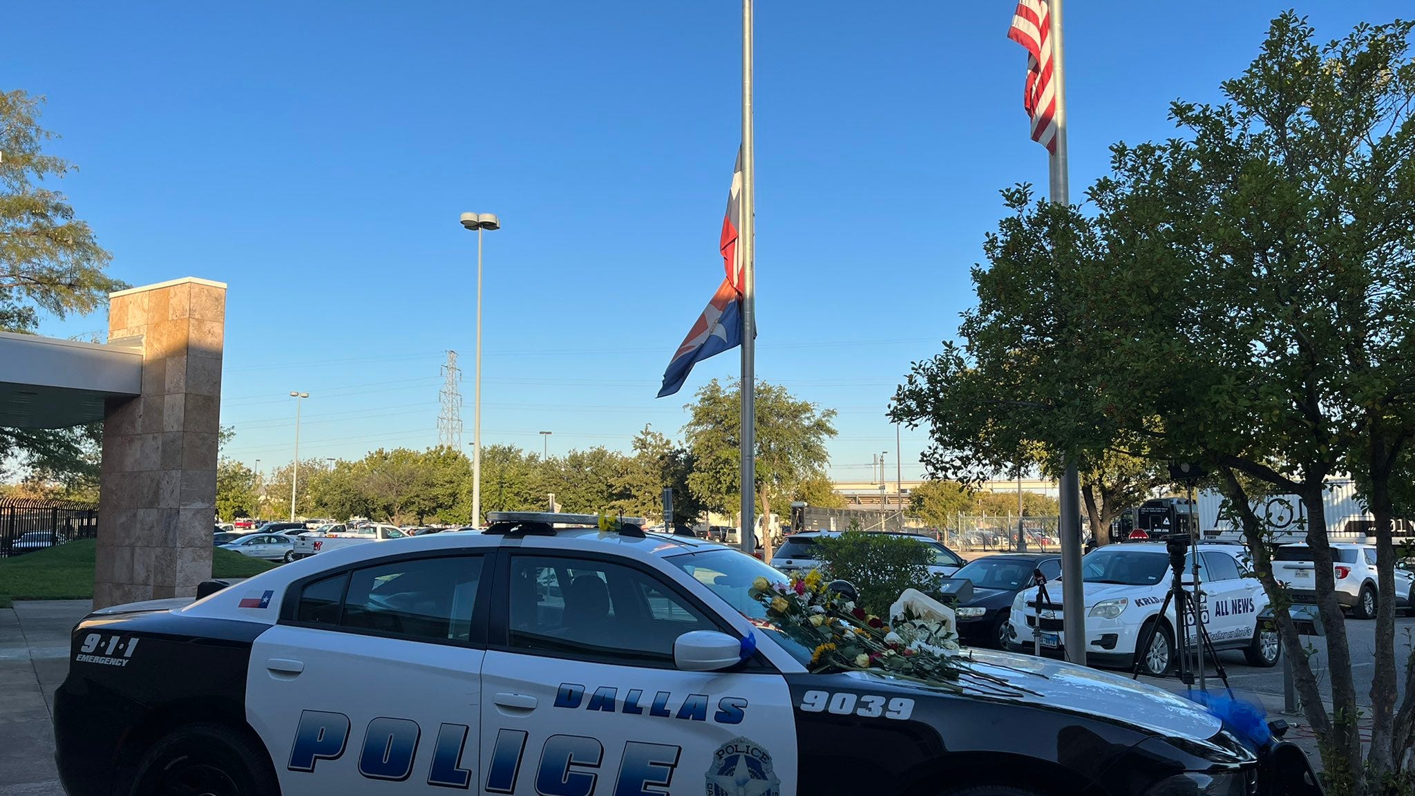 Memorial growing for Dallas Police officer killed by wrong-way driver