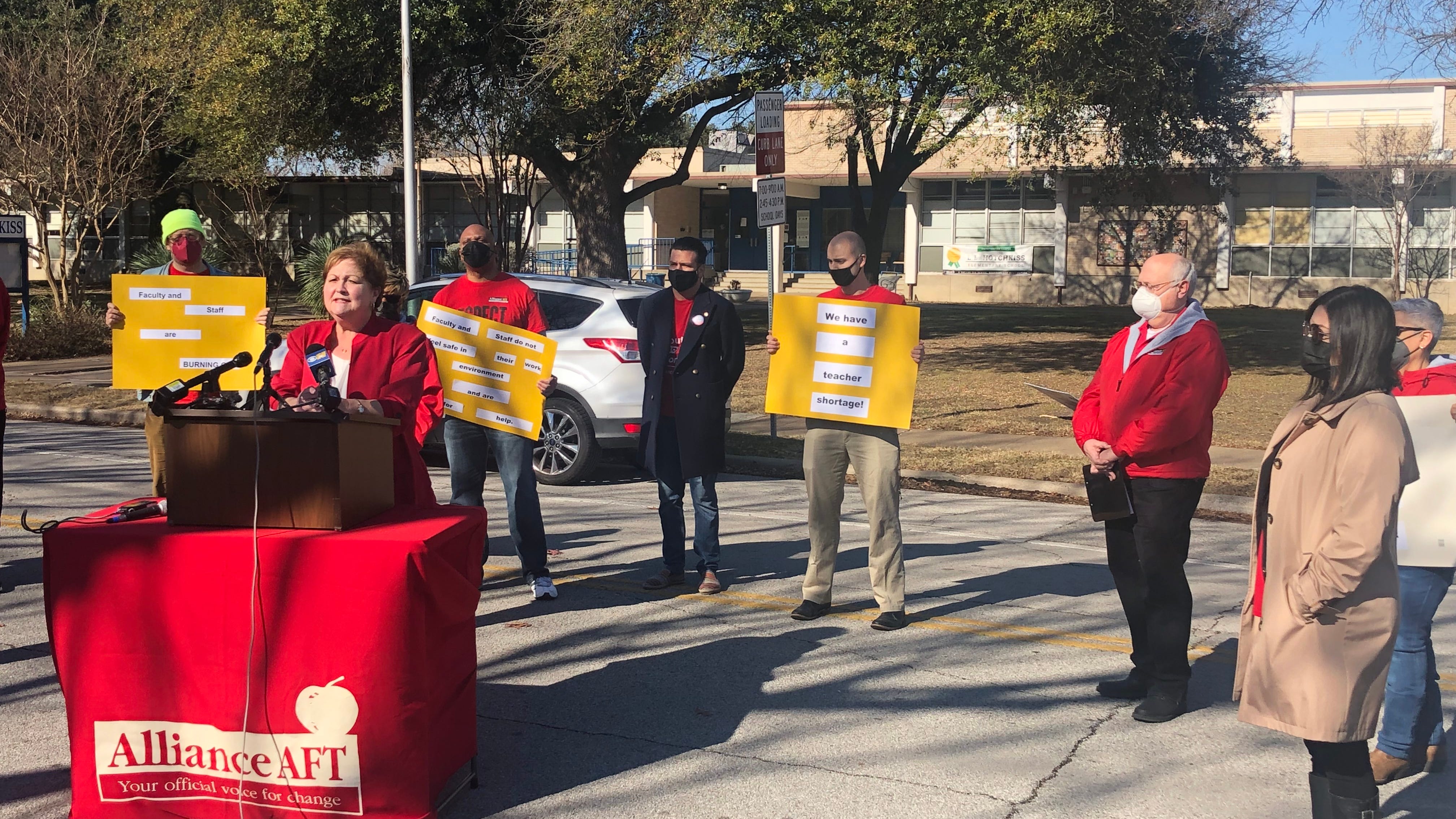 Teachers in Dallas want district to extend quarantine period after COVID diagnosis