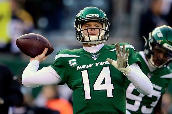 Sam Darnold unloads a pass for the Jets. 
