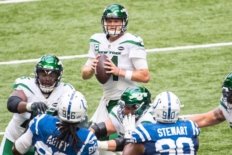 Jets QB Sam Darnold scans the field for a receiver. 