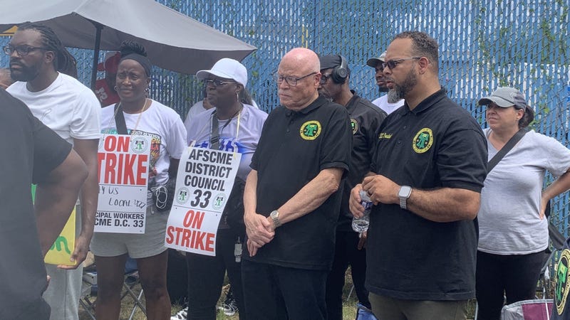 AFSCME International President Lee Saunders (front row, left) joined District Council 33 President Greg Boulware (front row, right) and other striking city workers on Monday at the Port Richmond sanitation center.