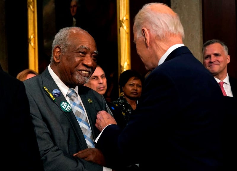 Danny Davis shakes President Biden's hand