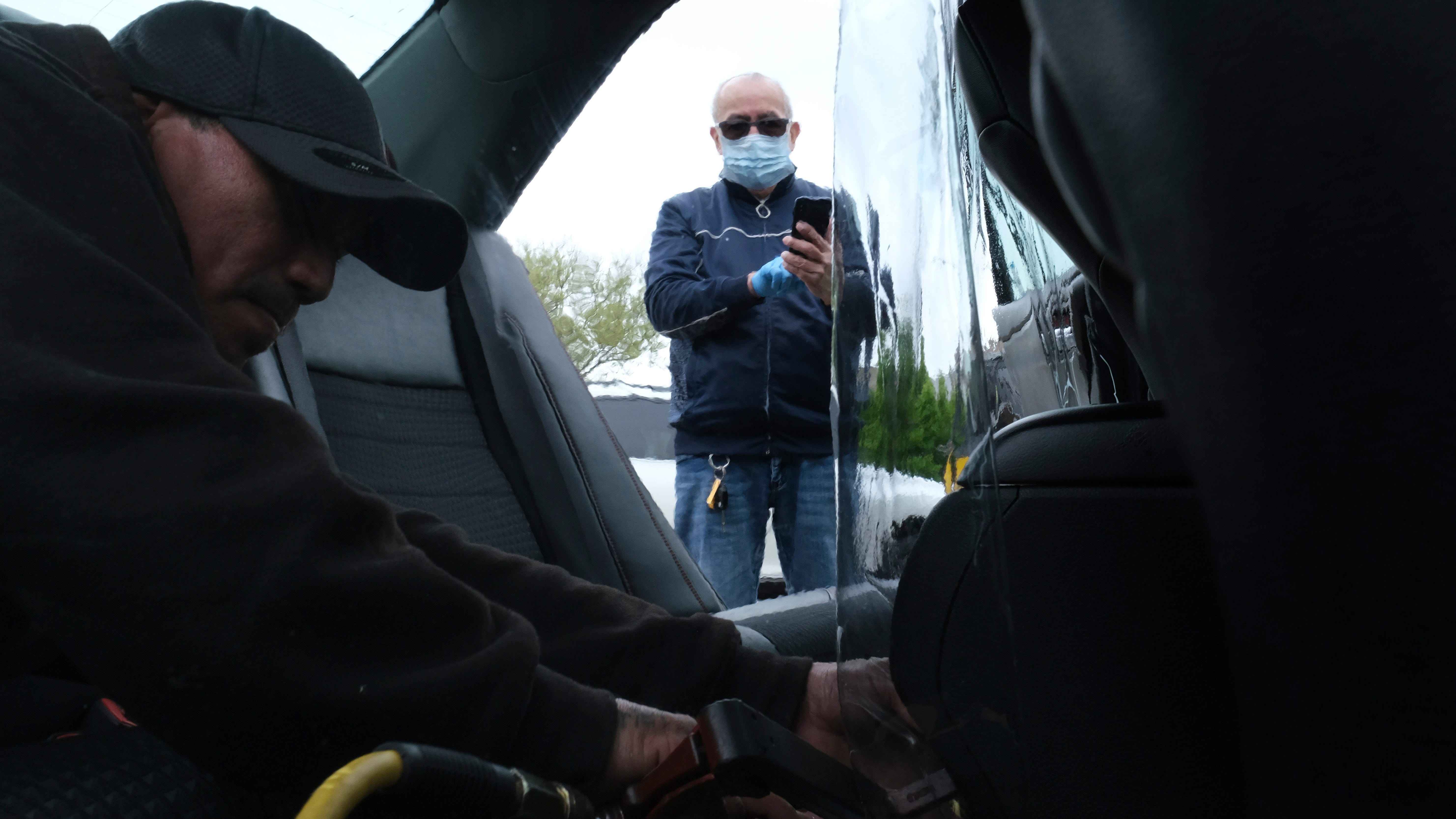 Uber to require that passengers provide face-mask selfies