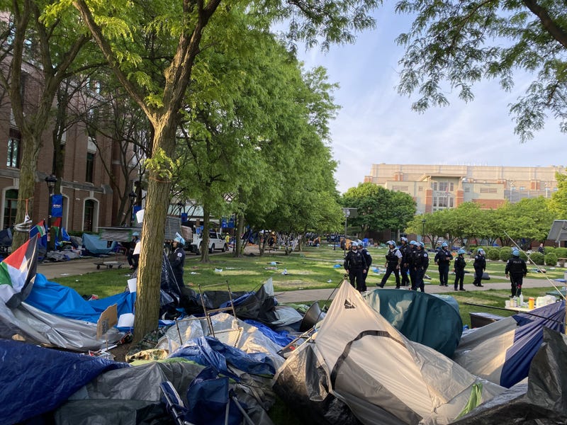 Police clear out tent encampment on DePaul campus