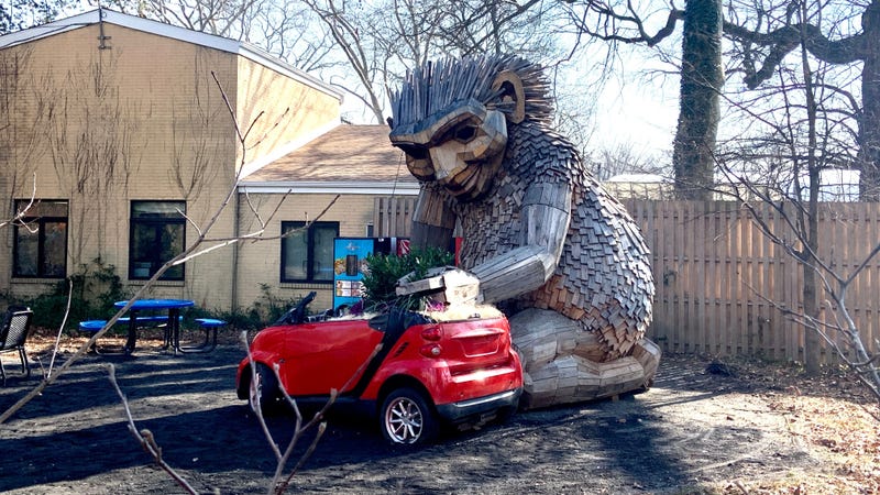 Six colossal troll sculptures are located in various places on the Zoo grounds.