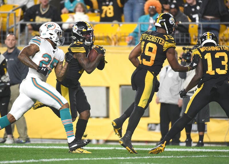 Pittsburgh Steelers wide receiver Diontae Johnson (18) runs for a 45 yard touchdown against the Miami Dolphins during the second quarter at Heinz Field.