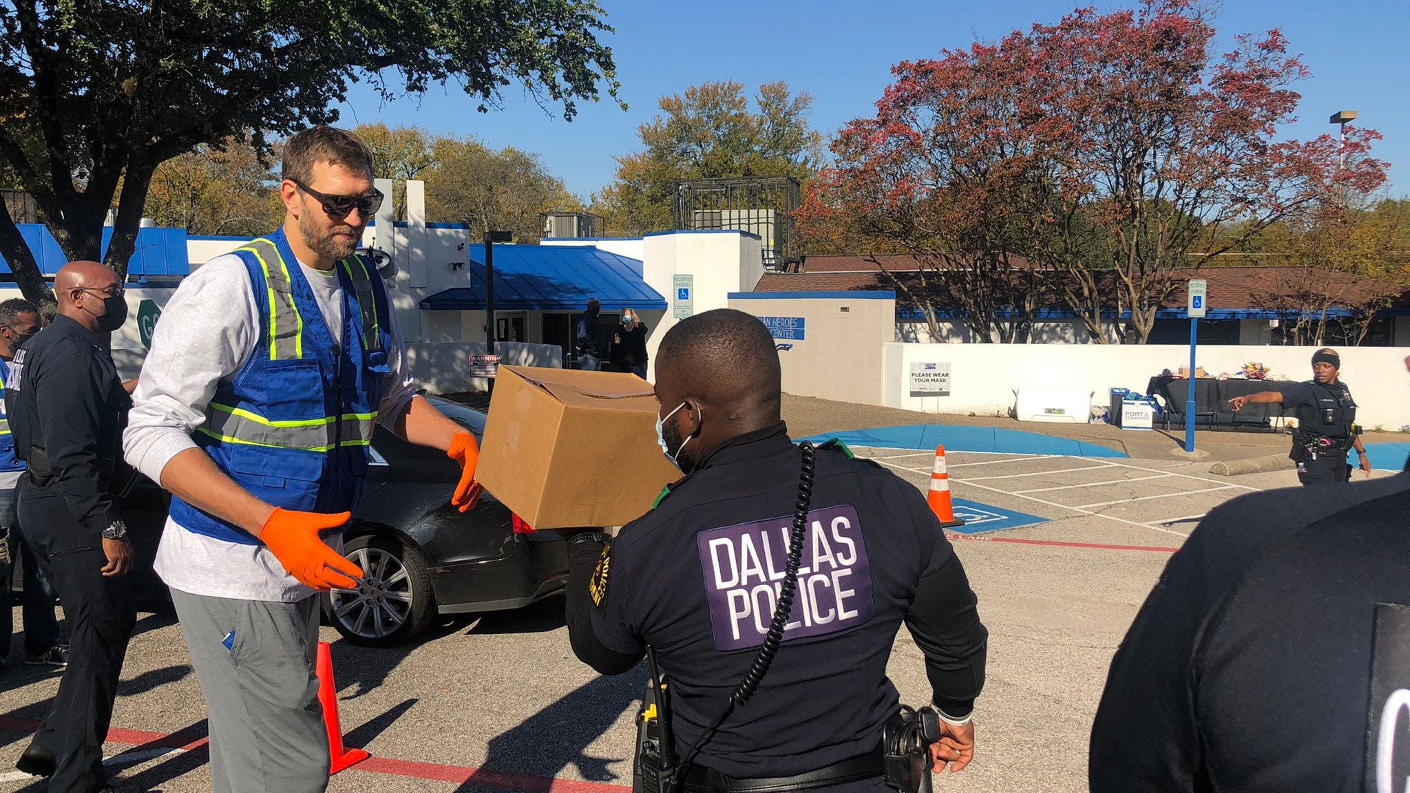 North Texas Food Bank, non-profits & Dallas Mavericks host Thanksgiving food giveaway
