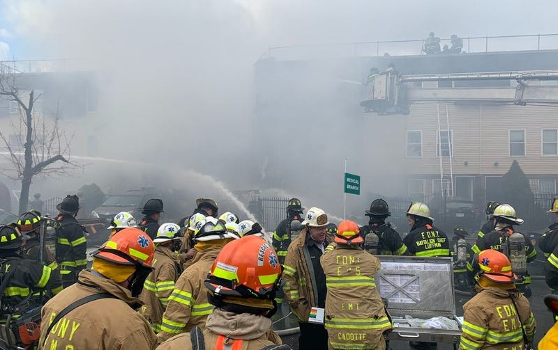 La escena de un incendio de dos alarmas en un edificio residencial en el Bronx el 18 de enero de 2022.