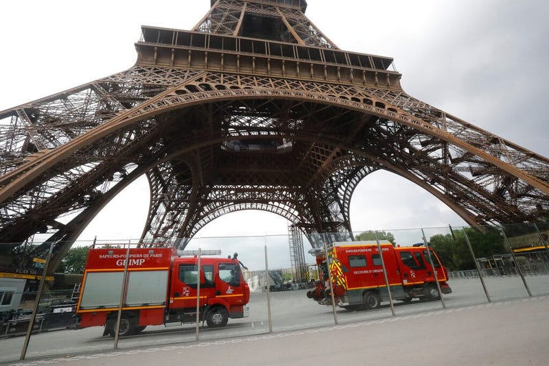 Eiffel Tower climber