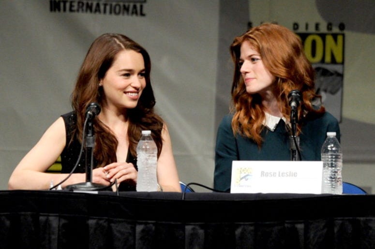 Emilia_Clarke_and_Rose_Leslie