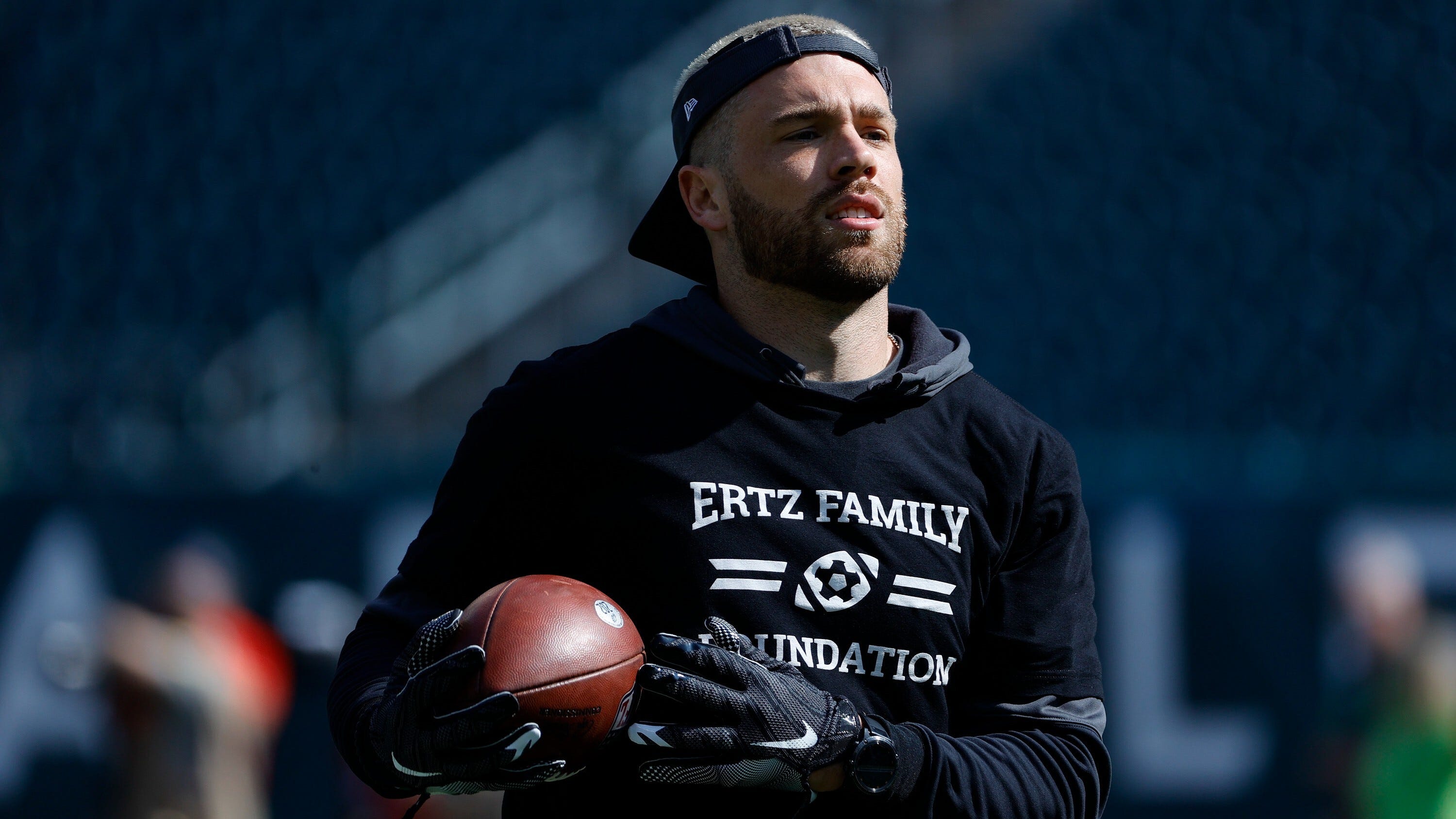 Eagles trade TE Zach Ertz to Cardinals for CB Tay Gowan, 5th-round pick