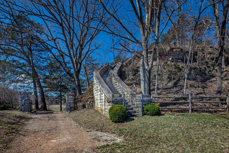 Selma Farm property, Kennett's castle