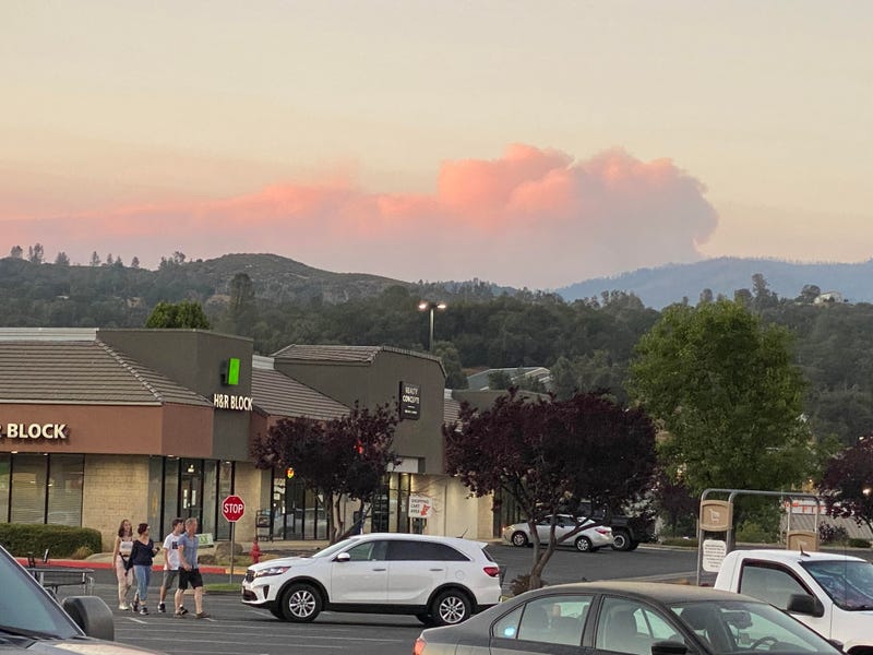 The smoke from the Washburn Fire visible from Oakhurst.