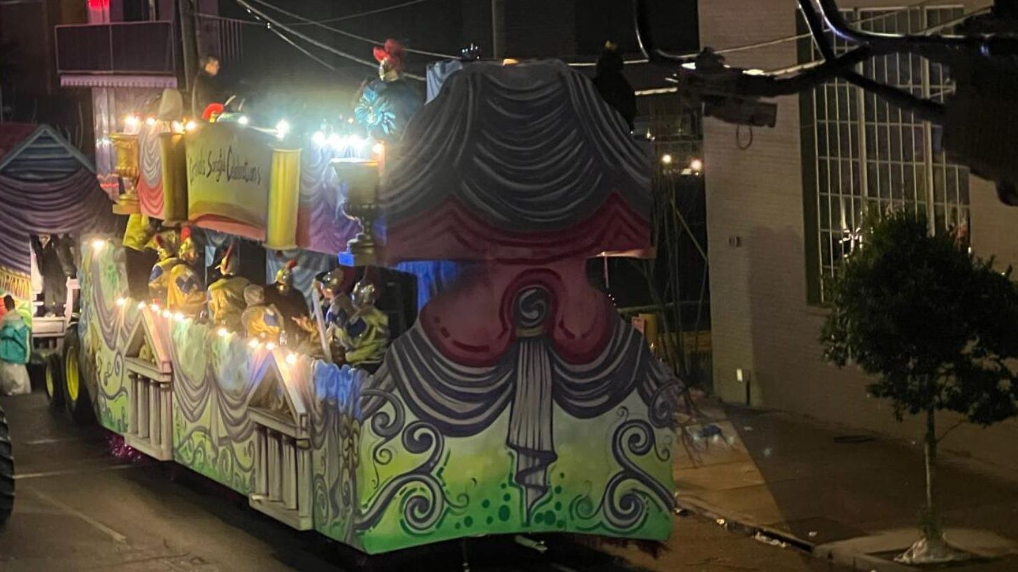 Pygmalion jester loses head; parade delayed