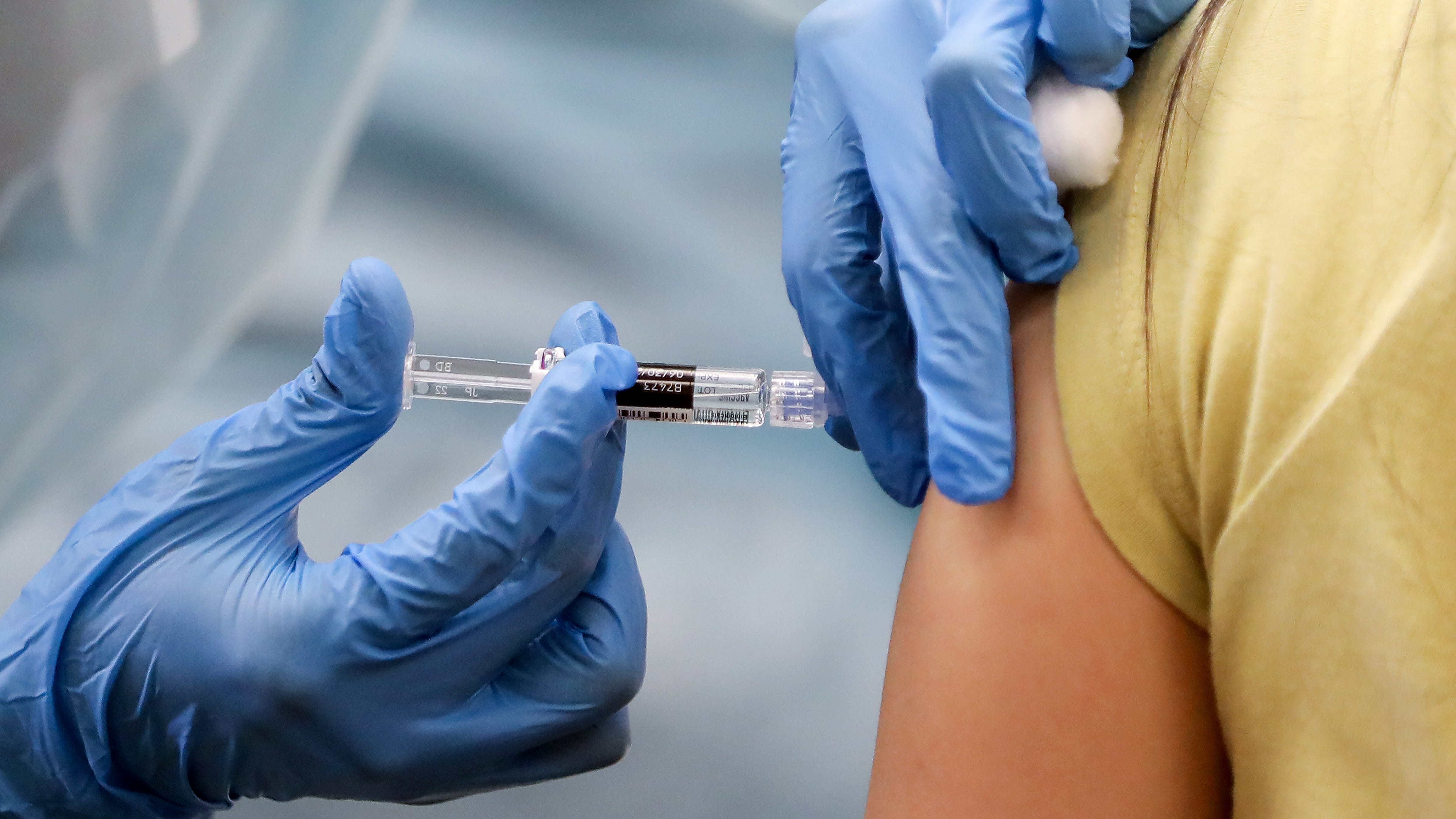 Why do vaccine symptoms vary from person to person?