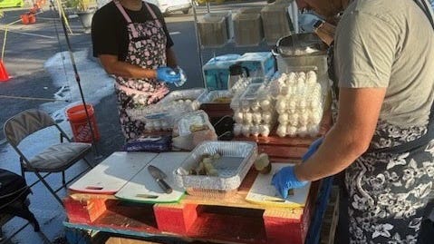 Volunteers with Chicago ties serving meals to Lahaina wildfire survivors