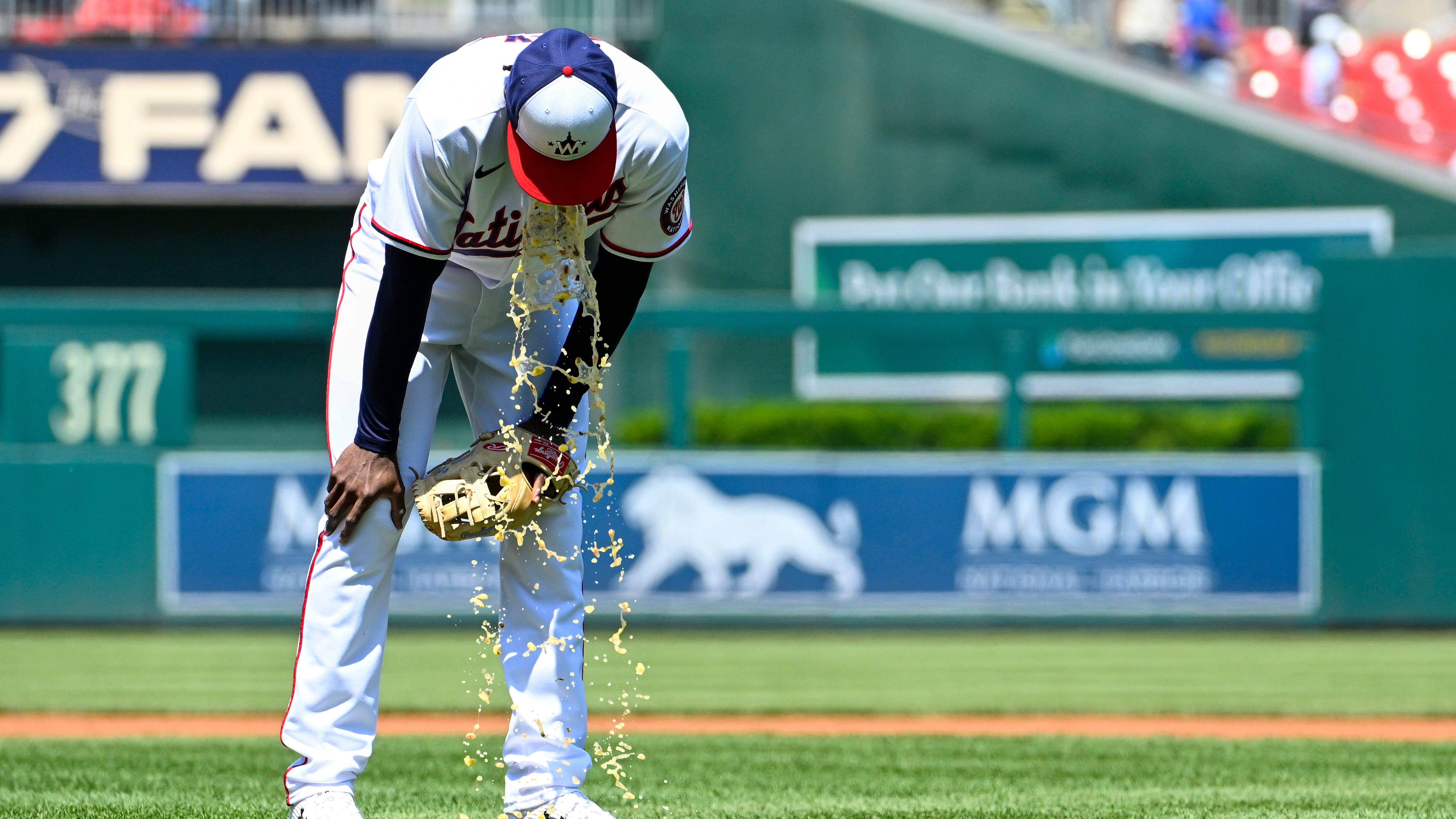 Nationals' Lucius Fox vomits on field in 1st inning of game vs. Giants