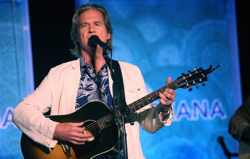 Avtor Jeff Bridges performs at the Annual SeaChange Summer Party To Benefit Oceana on September 10, 2010 in Laguna Beach, California.