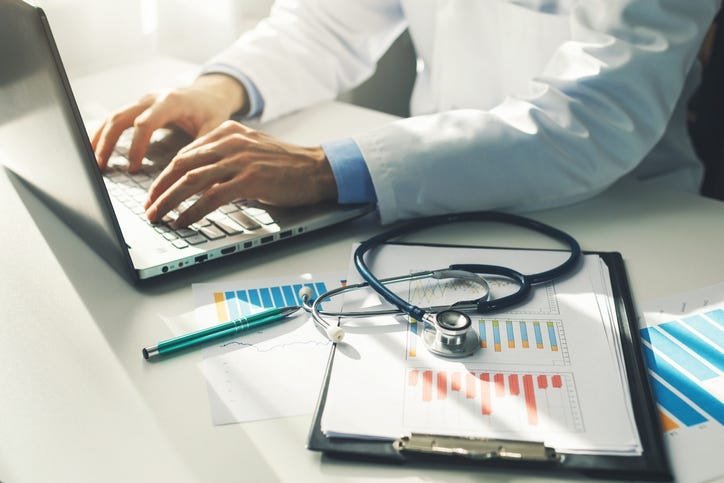 Doctor using a computer. 