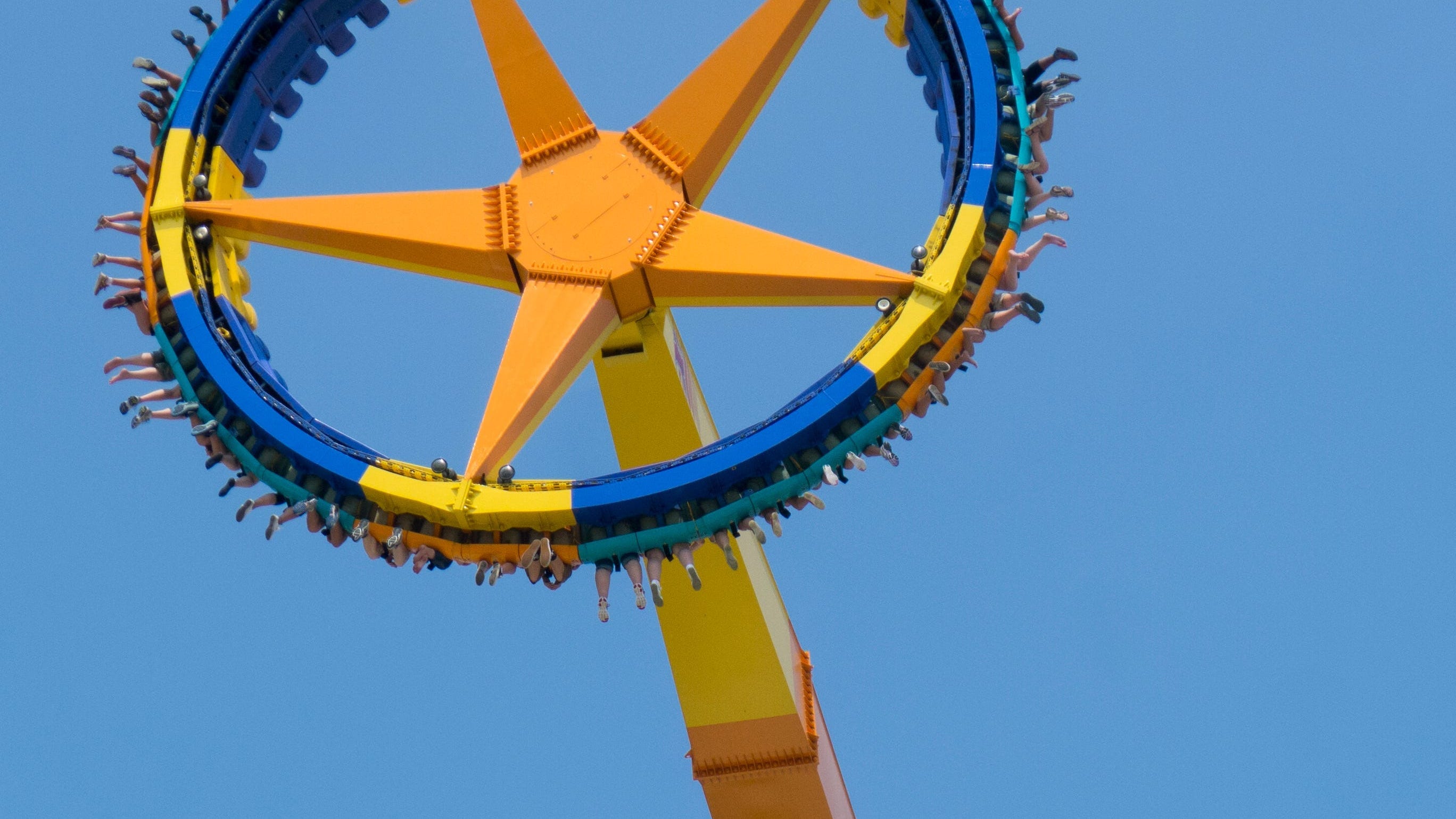 Frightening Moment When Ride Snaps in Half, Killing 2
