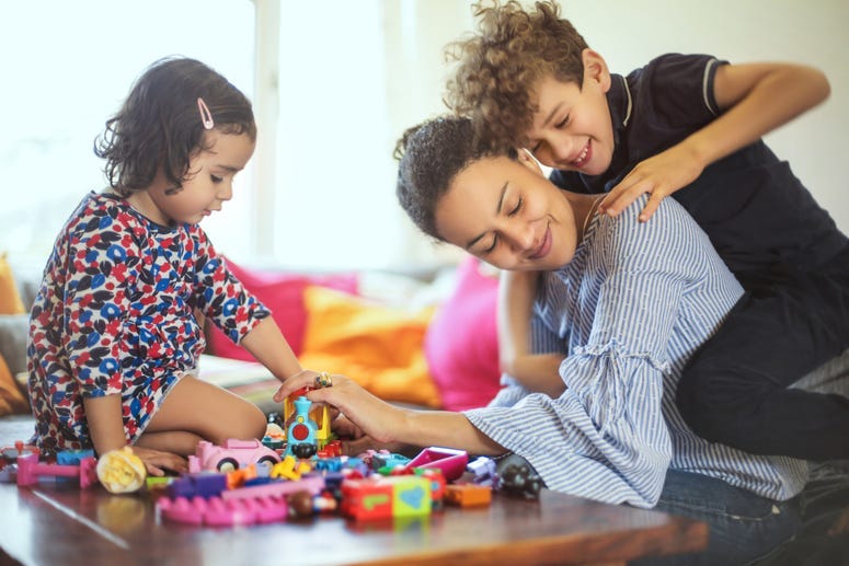 Familia jugando con blocks y juguetes