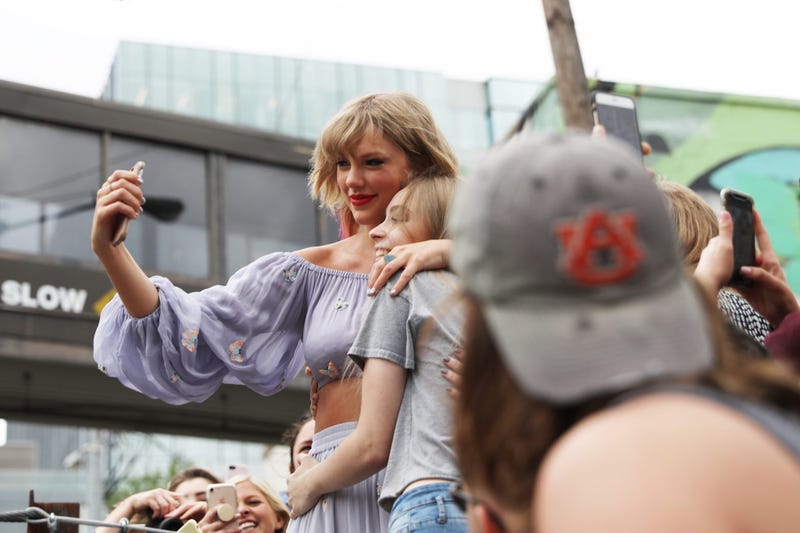 Taylor Swift Surprises Fans At New Kelsey Montague "What Lifts You Up" Mural In Nashville