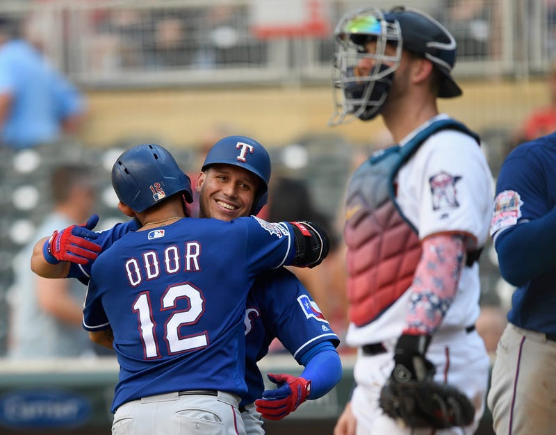 Mitch Garver watches Roghned Odor score