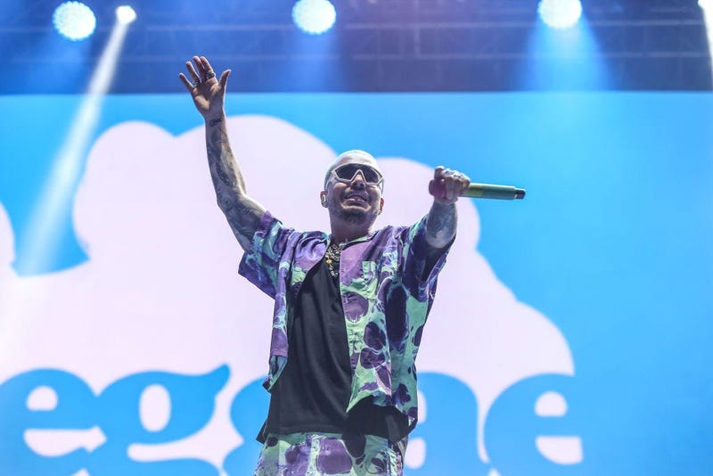 J Balvin en tarima