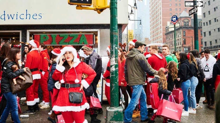 1 stabbed as Santas help subdue knife-wielding drunk on LIRR train: police, witnesses [VIDEO]