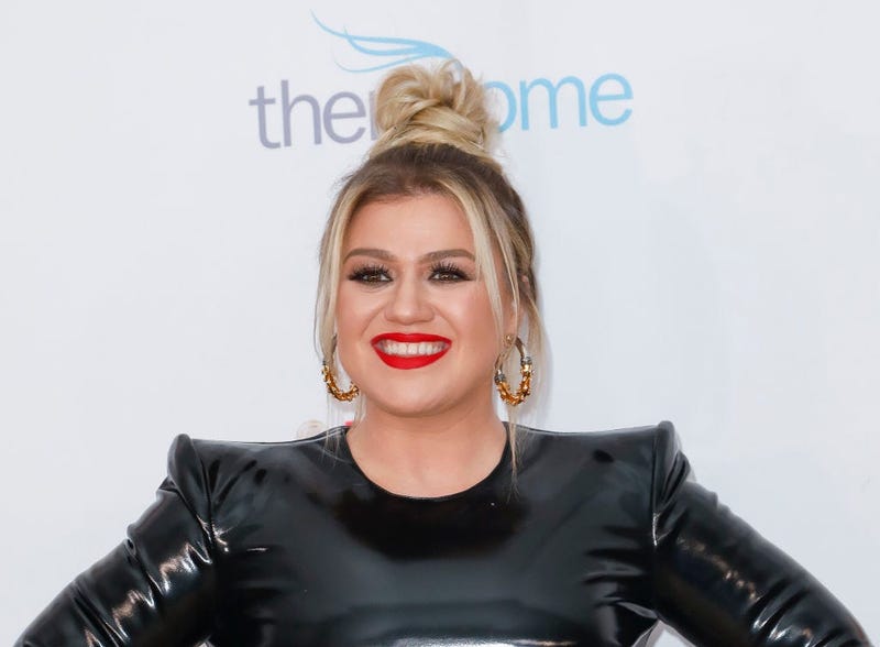 Kelly Clarkson attends the 2020 Hollywood Beauty Awards at The Taglyan Complex on February 06, 2020 in Los Angeles, California.