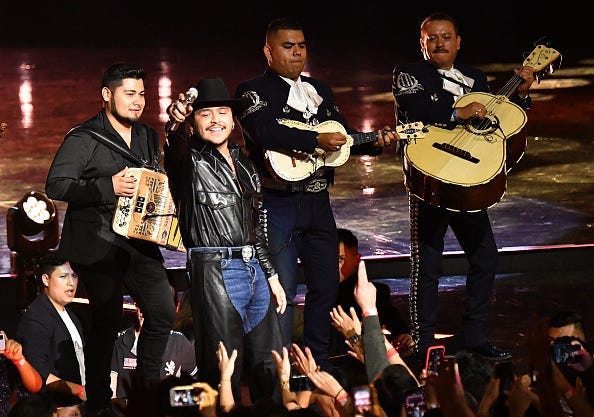ChristianNodal susto de que casi se estrellara su jet