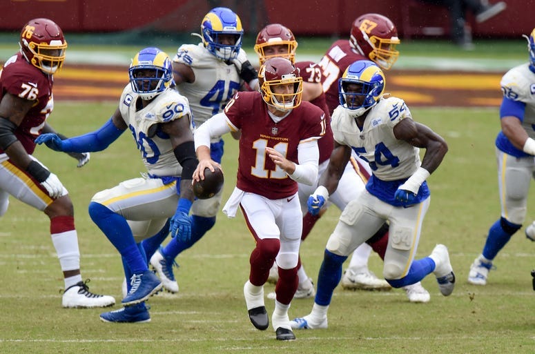 Alex Smith # 11 del equipo de fútbol de Washington lucha durante el segundo trimestre contra los Rams de Los Ángeles 