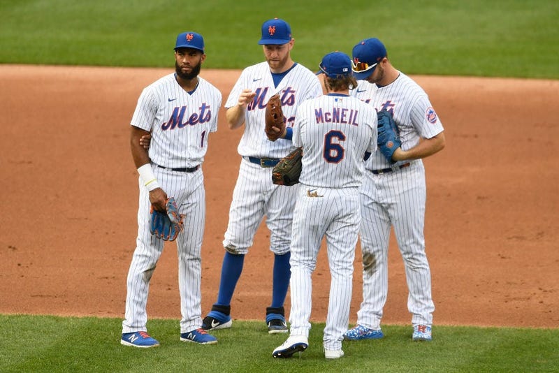 Mets - Seaver Tribute (dirt on knee)