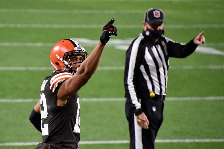 KhaDarel Hodge #12 of the Cleveland Browns signals a first down against the Cincinnati Bengals