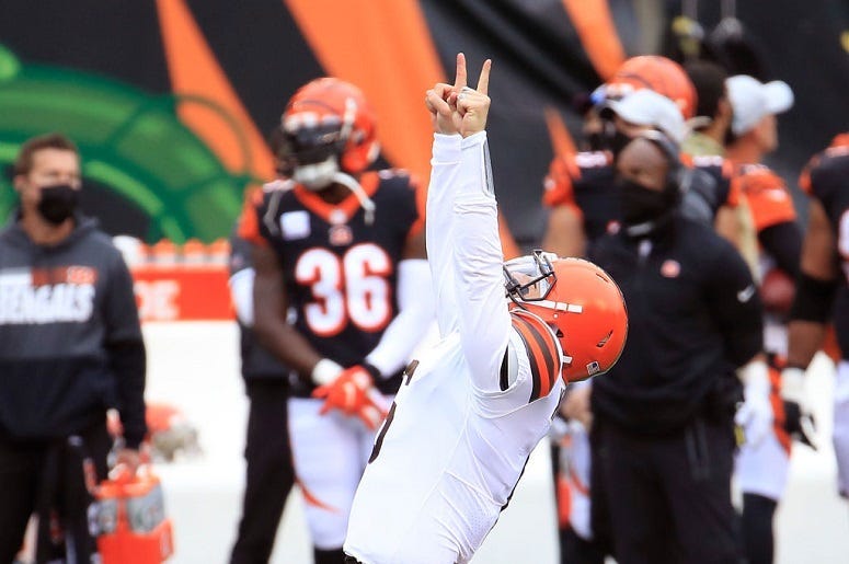 Baker Mayfield #6 of the Cleveland Browns celebrates after throwing the go-ahead touchdown to Donovan Peoples-Jones