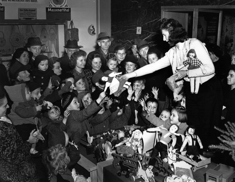 In the featured photo of this article, handicraft guilds in Berlin selected 100 orphans whose parents were victims of Nazism to receive Christmas gifts.