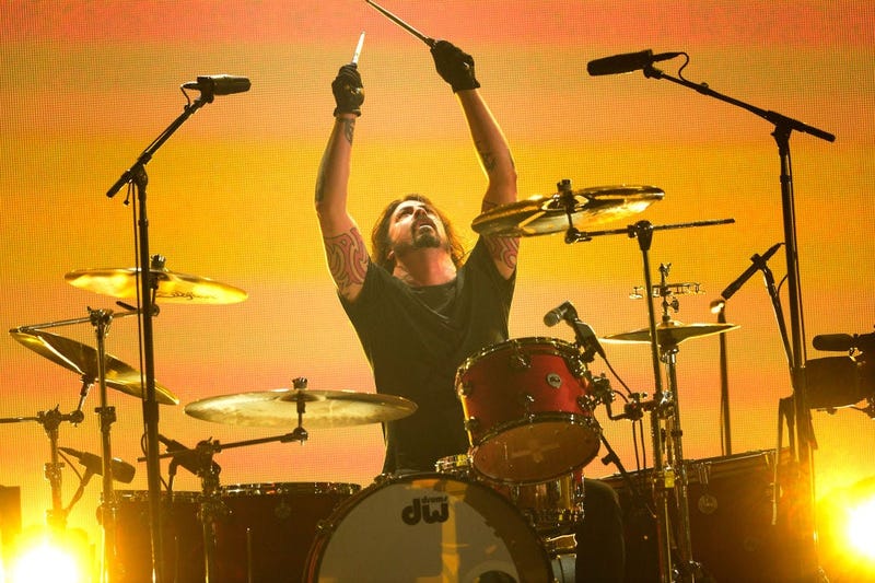 Dave Grohl drumming