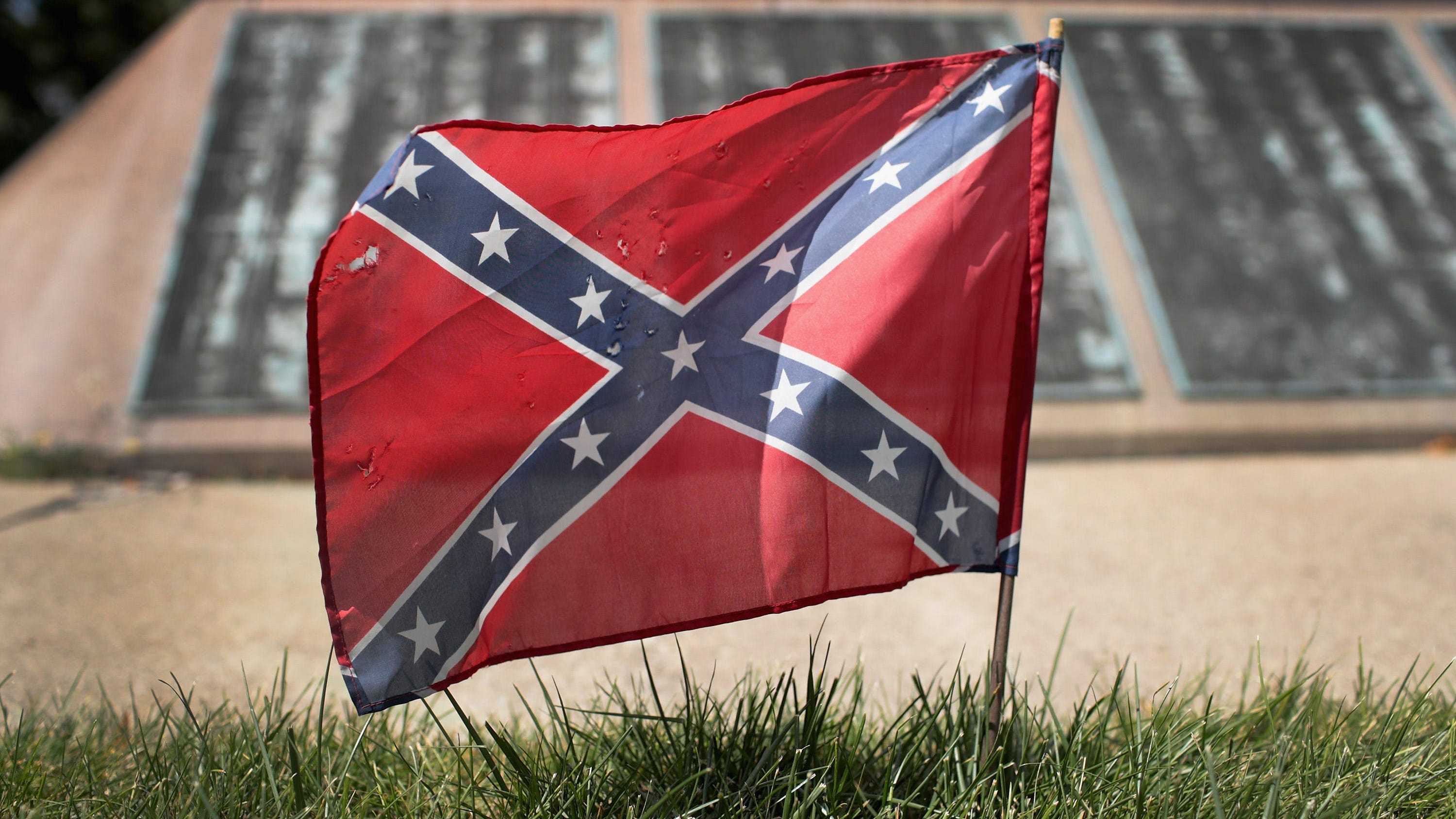 Pentagon effectively bans public displays of Confederate flag