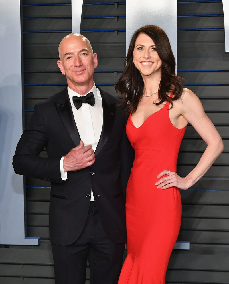 eff Bezos (L) and MacKenzie Bezos attend the 2018 Vanity Fair Oscar Party hosted by Radhika Jones at Wallis Annenberg Center for the Performing Arts on March 4, 2018 in Beverly Hills, California.